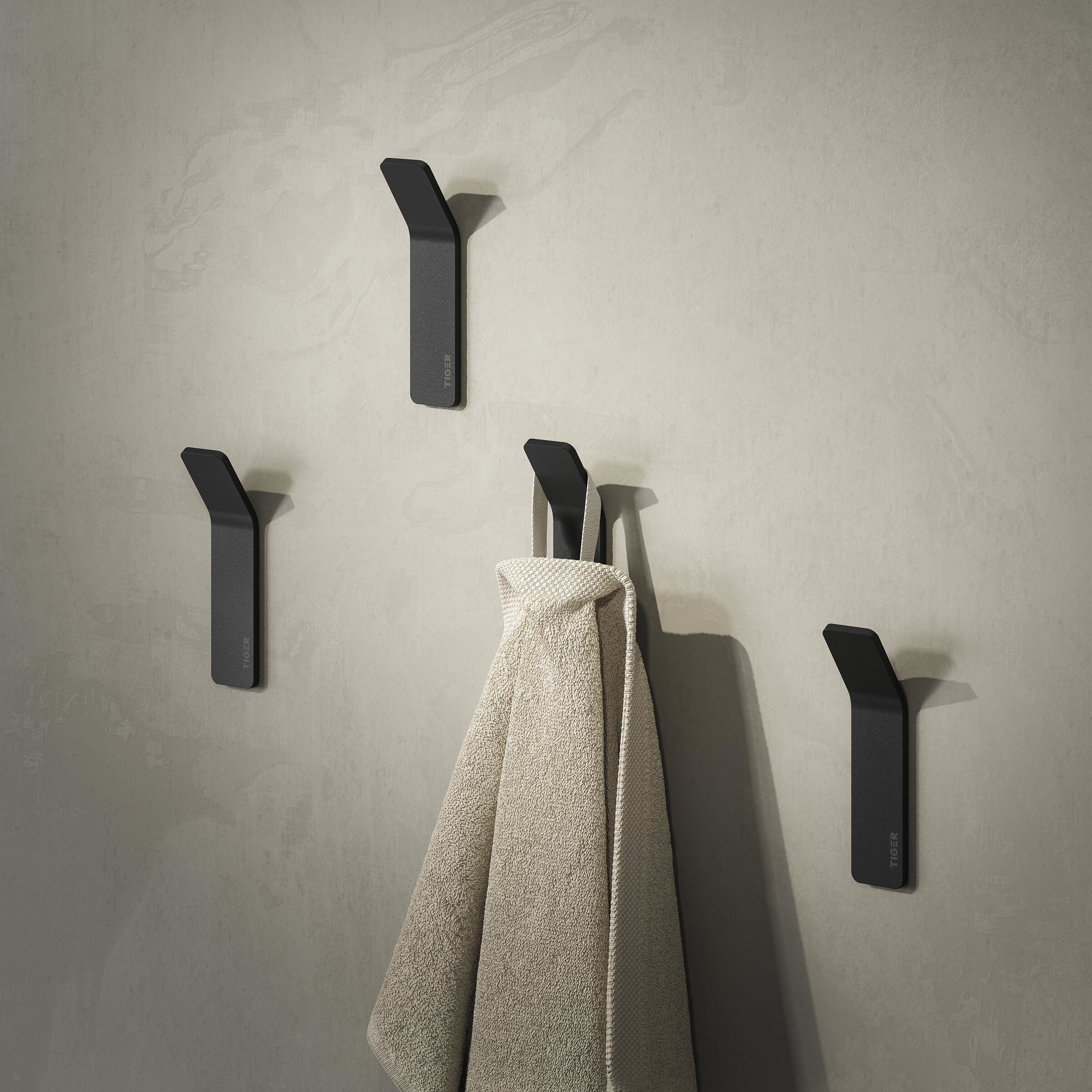 Een sfeerbeeld van de tiger single handdoekhaak in de badkamer