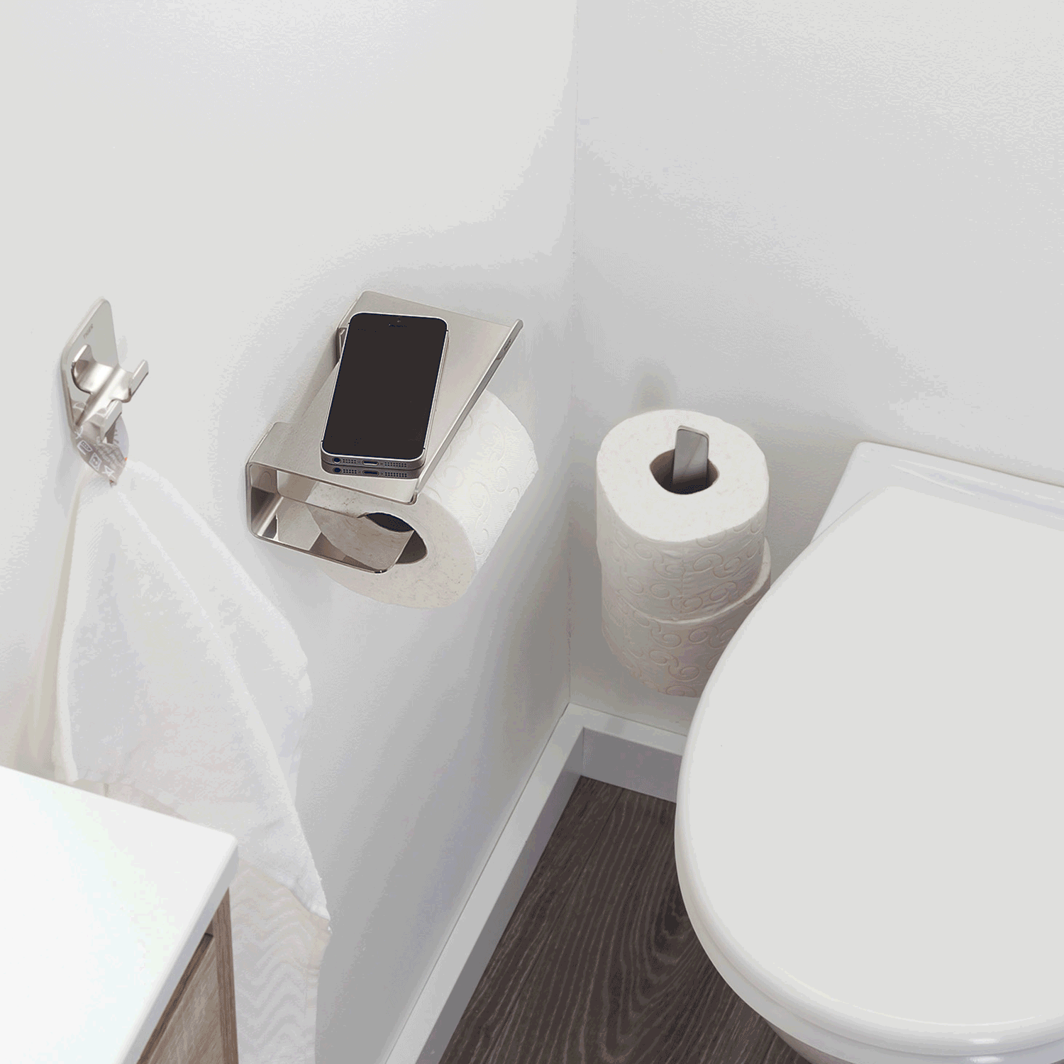 Colar-chrome-toilet-staand-I-PHONE-AAN.gif